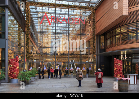 Entrée du centre commercial Arkaden Décorées pour Noël à la Potsdamer Platz, Berlin city, l'Allemagne, de l'Europe. Banque D'Images