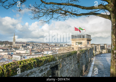 Le mur de la ville de Londonderry donnant sur le Bogside, la cathédrale catholique romaine de la distance. Banque D'Images