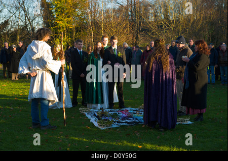 Les druides de la Fondation tiennent leur assemblée annuelle de Gui multi-religieux de la cérémonie de la paix et de l'action de grâce à célébrer le pouvoir du gui dans la ville rurale de Tenbury Wells Banque D'Images