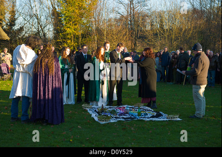 Les druides de la Fondation tiennent leur assemblée annuelle de Gui multi-religieux de la cérémonie de la paix et de l'action de grâce à célébrer le pouvoir du gui dans la ville rurale de Tenbury Wells Banque D'Images