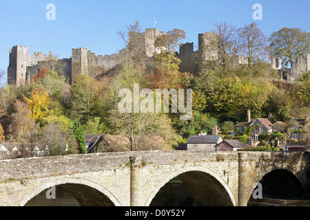 Ludlow Castle et Dinham bridge à l'automne de Whitecliff, Shropshire, England, UK Banque D'Images