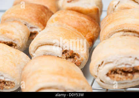 Rouleaux de saucisses végétariennes sur une grille de refroidissement. Banque D'Images