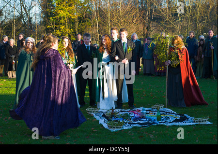 Les druides de la Fondation tiennent leur assemblée annuelle de Gui multi-religieux de la cérémonie de la paix et de l'action de grâce à célébrer le pouvoir du gui dans la ville rurale de Tenbury Wells Banque D'Images