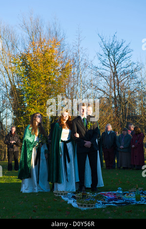 Les druides de la Fondation tiennent leur assemblée annuelle de Gui multi-religieux de la cérémonie de la paix et de l'action de grâce à célébrer le pouvoir du gui dans la ville rurale de Tenbury Wells Banque D'Images