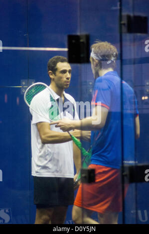 Les hommes de finale de Cathay Pacific Sun Hung Kai Hong Kong financière Squash Open 2012. Ramy Ashour vs James Willstrop, Ramy Ashour a demandé le titre de la femme. Hong Kong, Dec 2, 2012. Banque D'Images