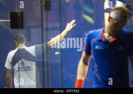 Les hommes de finale de Cathay Pacific Sun Hung Kai Hong Kong financière Squash Open 2012. Ramy Ashour vs James Willstrop, Ramy Ashour a demandé le titre de la femme. Hong Kong, Dec 2, 2012. Banque D'Images