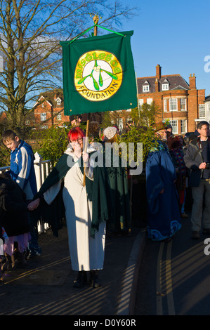 Les druides de la fondation du gui en procession à leur cérémonie annuelle pour célébrer le pouvoir du gui dans la ville rurale de Tenbury Wells, Worcestershire, Angleterre, RU Banque D'Images