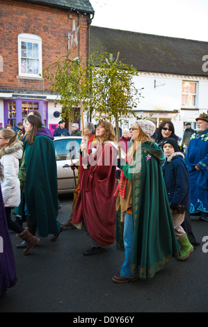 Les druides de la fondation du gui en procession à leur cérémonie annuelle pour célébrer le pouvoir du gui dans la ville rurale de Tenbury Wells, Worcestershire, Angleterre, RU Banque D'Images