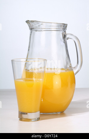 Hambourg, Allemagne, un verre et un pichet de jus d'orange Banque D'Images