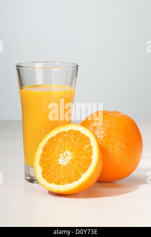 Hambourg, Allemagne, un verre de jus d'orange avec des fruits Banque D'Images