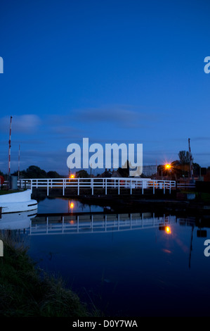 Purton pont tournant, la nuit sur le Canal de la netteté et de Gloucester, Gloucestershire, England, UK Banque D'Images