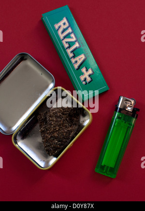 La marijuana avec feuilles à rouler et plus léger, Londres Banque D'Images