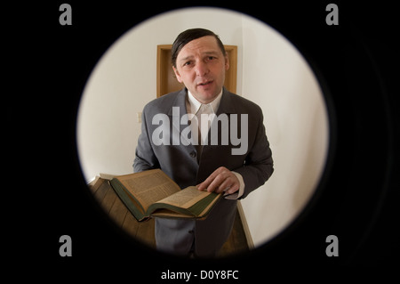 Fribourg, Deutschand, homme avant la porte des citations de la Bible Banque D'Images