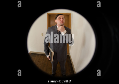 Fribourg, Deutschand, homme avant la porte pense Banque D'Images