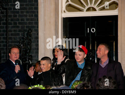3 décembre 2012, à Londres, le premier ministre David Cameron (à gauche) présente le X-Facteur Finalizits aux enfants de l'école à la lumière de Noël de Downing Street l'allumage. (L-R, David Cameron, Jahmene, Nicole Scherzinger, James Arthur, Chris Maloney) Banque D'Images