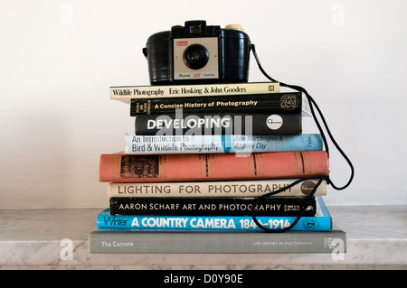 Pile de livres photographiques vintage avec Kodak Brownie 127 sur le dessus de l'appareil photo Banque D'Images