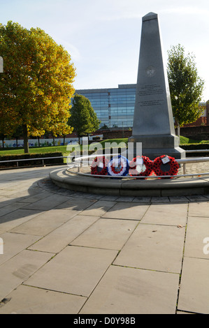 Le cénotaphe, mémorial de la guerre dans le centre-ville de Dudley, se souvenant des morts à la guerre avec des couronnes de coquelicots à sa base Banque D'Images