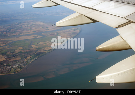 Avion de ligne sur la côte d'Essex et la manche Banque D'Images