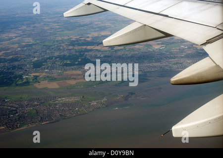 Avion de ligne sur la côte d'Essex et la manche Banque D'Images