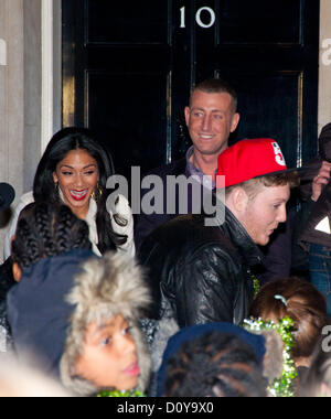 3 décembre 2012, Londres ; X-facteur finaliste James Arthur (avant) parle aux enfants de l'école comme Nicole Scherzinger (L) et autres Chris finaliste Maloney regardez sur au 10 Downing Street Banque D'Images