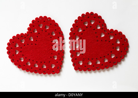 Deux en forme de coeur rouge impression découpe de verre isolé sur fond blanc Banque D'Images