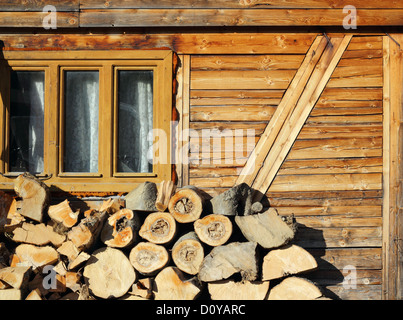 Wood a préparé pour la cheminée près d'un vieux lodge dans les montagnes Banque D'Images