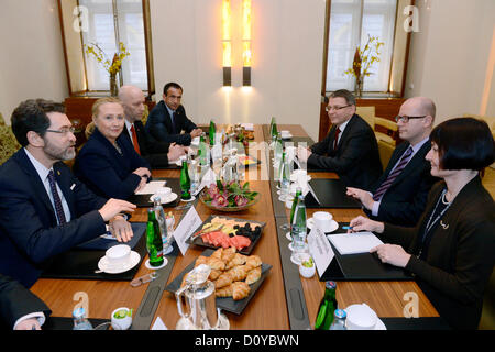 La secrétaire d'Etat américaine Hillary Rodham Clinton, deuxième à gauche, rencontre Bohuslav Sobotka (deuxième à droite), président de l'opposition sociale-démocrate (CSSD) et l'ombre le ministre des affaires étrangères, Lubomir Zaoralek (troisième à partir de la droite), de nous Amnassador en République tchèque Norman Eisen (à gauche), représenté à Prague, en République tchèque, le lundi, 3 décembre 2012. Hillary Clinton est censé appuyer la candidature de Westinghouse dans l'appel d'offres pour l'extension du nucléaire de Temelin. (CTK Photo/Vit Simanek) Banque D'Images