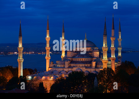 Mosquée bleue avec des lumières au crépuscule sur le Bosphore Sultanahmet Istanbul TURQUIE Banque D'Images