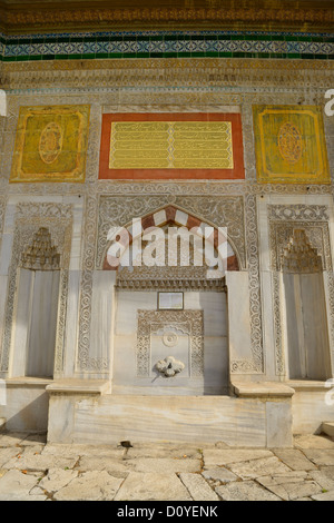 Fontaine du Sultan Ahmed III pour les ablutions rituelles à côté de la basilique Sainte-Sophie et le palais de Topkapi à Istanbul Turquie Banque D'Images