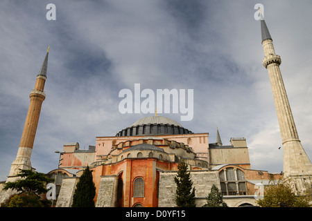 Plus tôt deux minarets de la mosquée Bleue et Sainte-Sophie ancienne cathédrale à Istanbul Turquie Banque D'Images