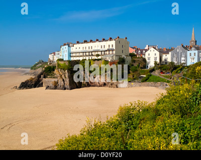 Vue sur la plage de sable vers la vieille ville, dans une station balnéaire populaire de Tenby, Pembrokeshire au sud du Pays de Galles UK Banque D'Images