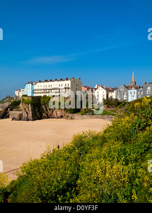 Vue sur la plage de sable vers la vieille ville, dans une station balnéaire populaire de Tenby, Pembrokeshire au sud du Pays de Galles UK Banque D'Images