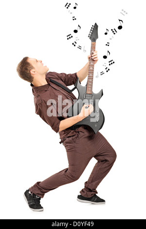 Portrait d'une rock star jouant sur une guitare isolé sur fond blanc Banque D'Images