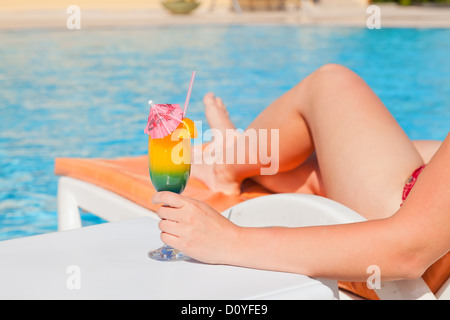 Main Femme avec verre à cocktail Banque D'Images