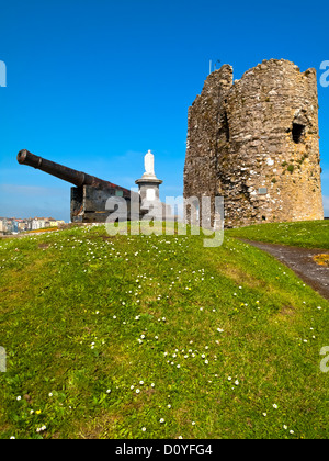 Ruines du château normand sur la colline du château dans la vieille ville de Tenby, Pembrokeshire en Galles du Sud Royaume-Uni Banque D'Images