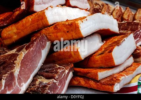 Morceaux de bacon de porc fumé traditionnelles roumaines.qui se chevauchent, doit spécifier, dans le mois de décembre. Banque D'Images