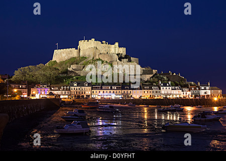 Château Mont Orgueil de nuit, Gorey, Jersey côte est Banque D'Images