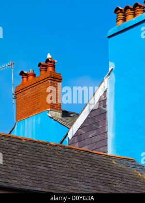 Détail de couleurs vives les cheminées bleu sur une maison au Pays de Galles, Royaume-Uni Banque D'Images