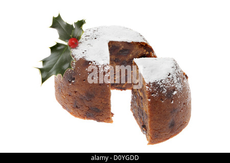 Le pudding de Noël saupoudrés de sucre glace et décoré d'Holly avec une tranche découper isolés contre white Banque D'Images