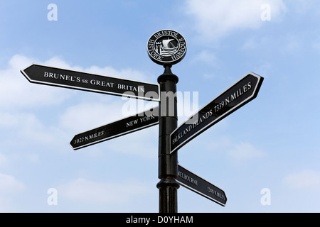 Poteau de signalisation dans la ville historique Le port de Bristol, Bristol, Somerset, Angleterre Banque D'Images