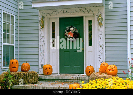 Porche décoré de citrouilles sculptées et couronne de sorcières pour l'Halloween, Missouri USA Banque D'Images