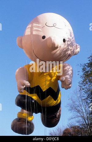 Parade de Thanksgiving de Macy.Ballon Charlie Brown vue rapprochée du personnage de bande dessinée.Midtown Manhattan New York City États-Unis Banque D'Images