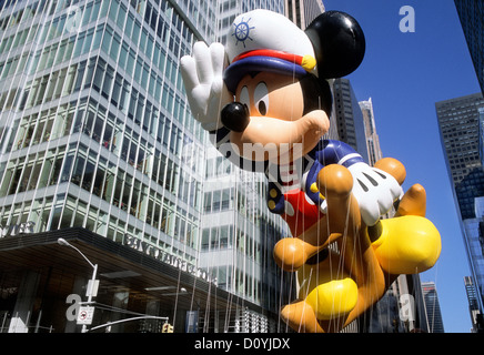 Parade de Thanksgiving, New York.Mickey The Sailor Balloon gros plan, Macy's Thanksgiving Day Parade, Midtown Manhattan New York City, États-Unis Banque D'Images