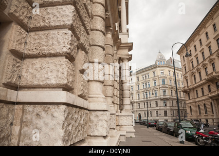 Une rue vide à Vienne sur l'image, la crème façades de vieux bâtiments à étages fait de gros morceaux de pierre. Banque D'Images