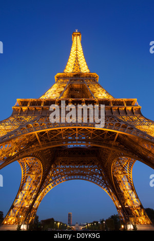 La Tour Eiffel, au crépuscule, Paris France Banque D'Images