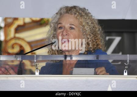 Hollywood, Etats-Unis. 3e décembre 2012. Carole King à la cérémonie d'intronisation pour l'étoile sur le Hollywood Walk of Fame pour Carole King, Hollywood Boulevard, Los Angeles, CA le 3 décembre 2012. Photo par : Michael Germana/Everett Collection Banque D'Images