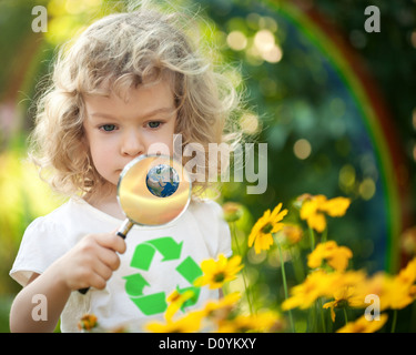 Enfant à la recherche de fleurs de printemps Banque D'Images