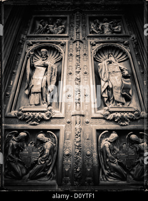 Reliefs Orthodoxe russe sur les portes de bronze de la cathédrale Saint-Isaac à Saint-Pétersbourg, en Russie. Banque D'Images