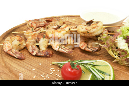 Brochettes de crevettes cuisson sur le grill Banque D'Images