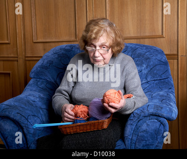 La grand-mère est titulaire d'une boule de fils Banque D'Images